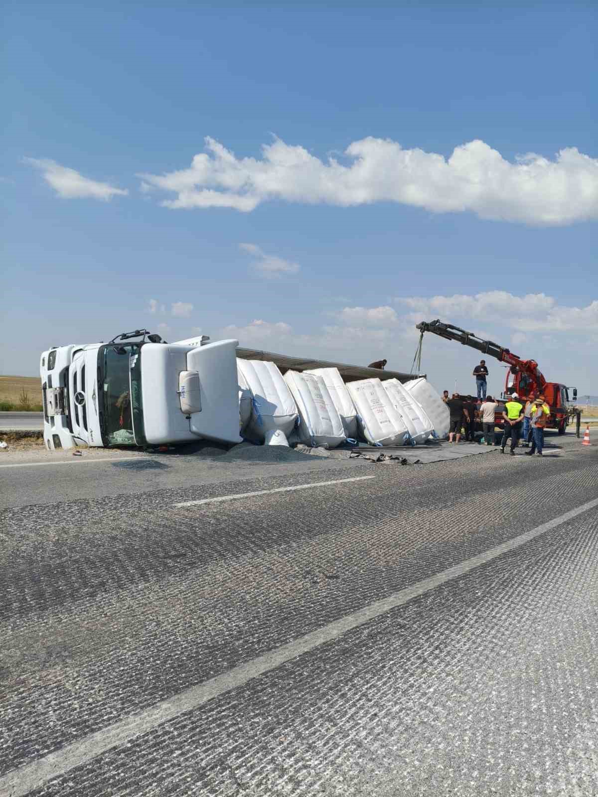 Tır Refüje Devrildi, Sürücü Kurtuldu