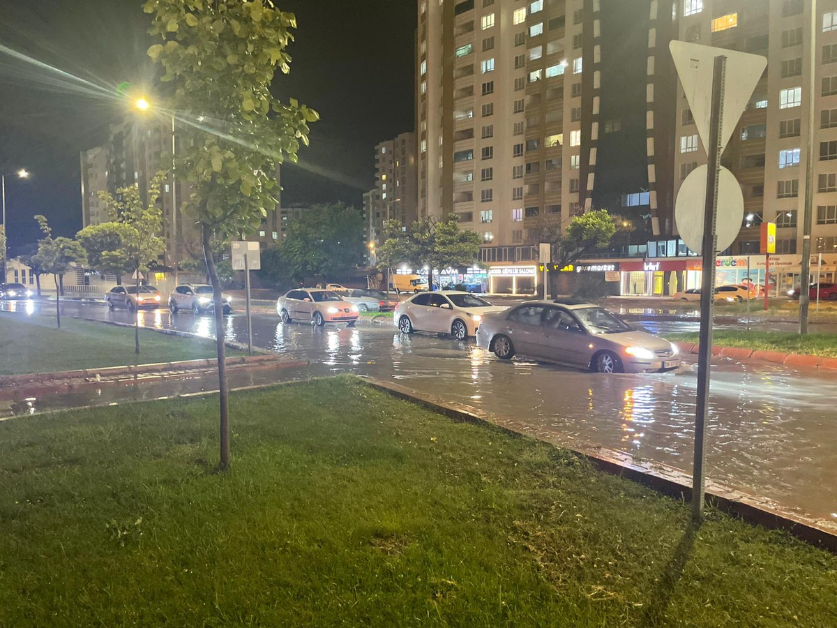 Kayseri'de Sağanak Sele Dönüştü