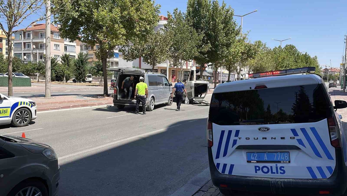 Konya'da Otomobil Takla Attı, Sürücü Hastaneye Kaldırıldı