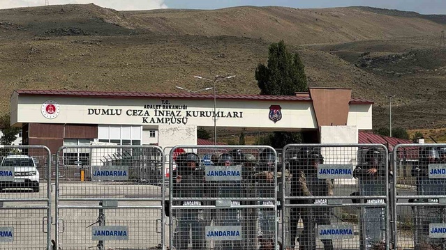 Kuytul Taraftarları Cezaevi Önünde Gösteri Düzenledi