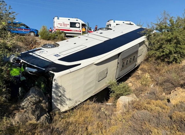 İzmir'de trafik kazası: 2 ölü, 1 yaralı