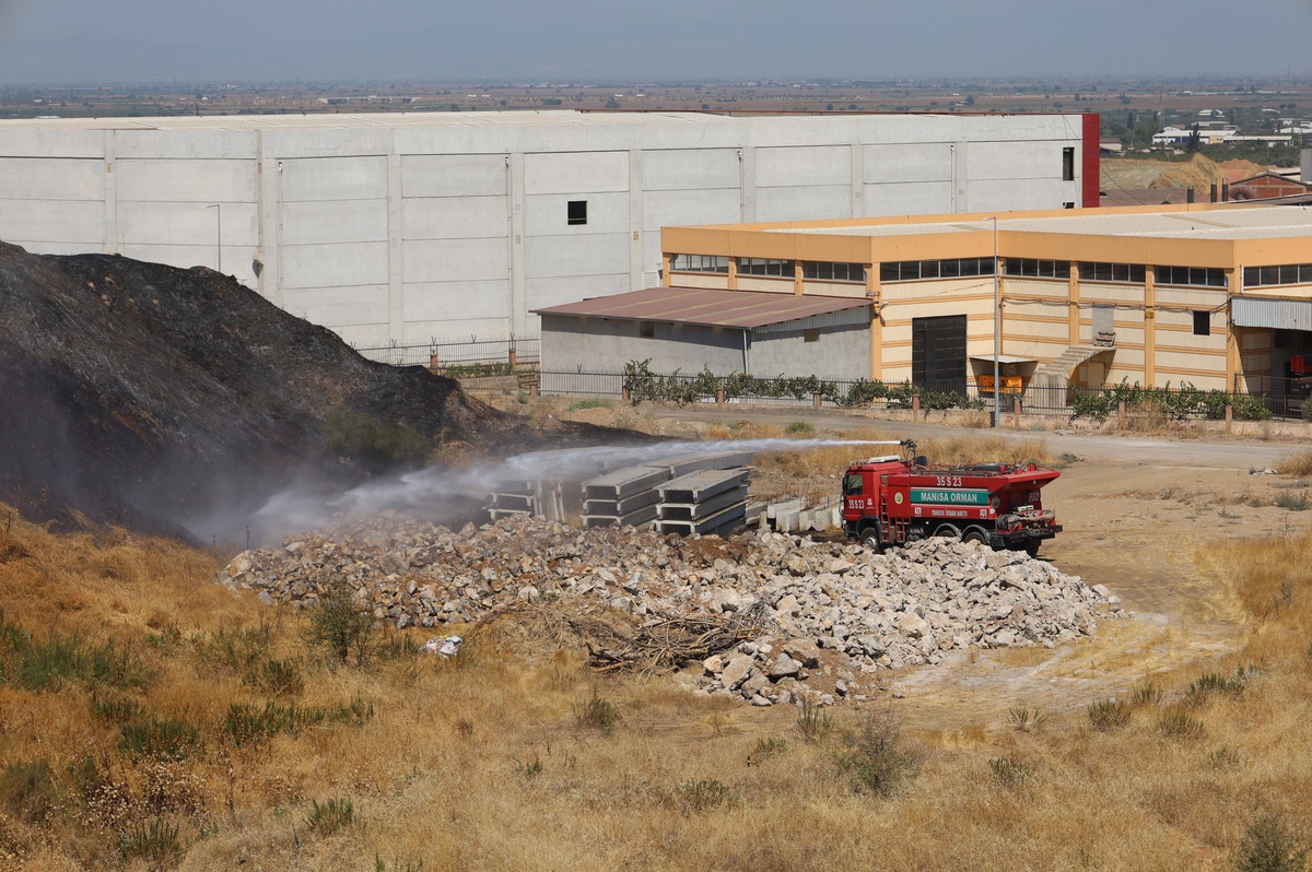 Turgutlu'da Yangın: Kağıt Fabrikasına Sıçradı