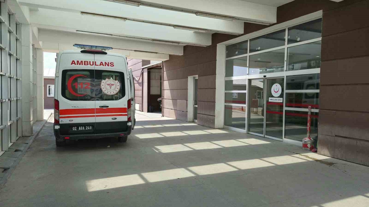 Adıyaman'da Parkta Elektrik Direği Kazası