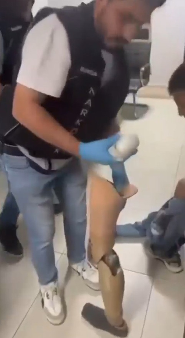 Suriyeli şahsın protez bacağından çıkanlar akıllara durgunluk verdi