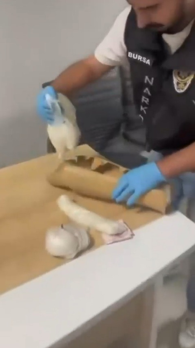 Suriyeli şahsın protez bacağından çıkanlar akıllara durgunluk verdi