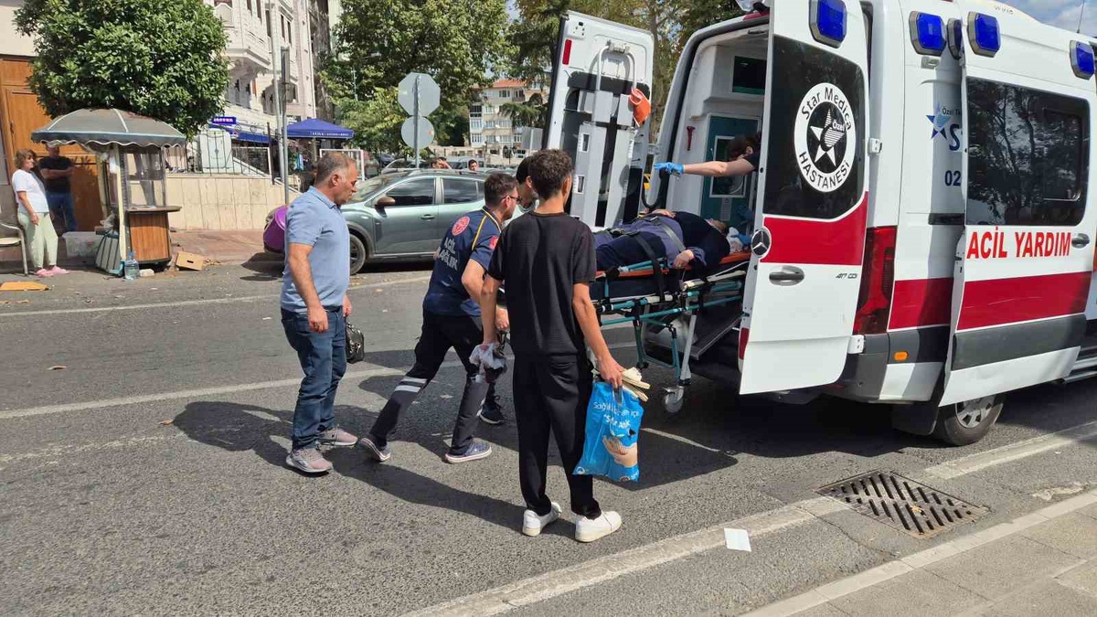 Kadına Otomobil Çarptı, Hastaneye Kaldırıldı