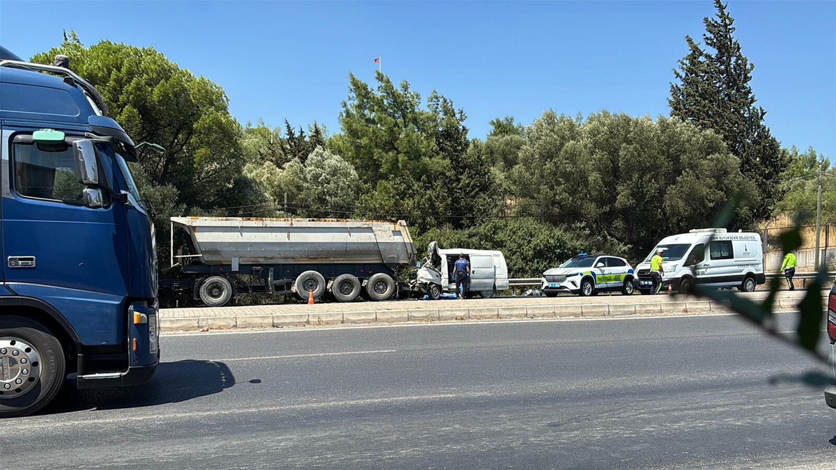 İzmir'de Minibüs TIR'a Çarptı: Sürücü Hayatını Kaybetti