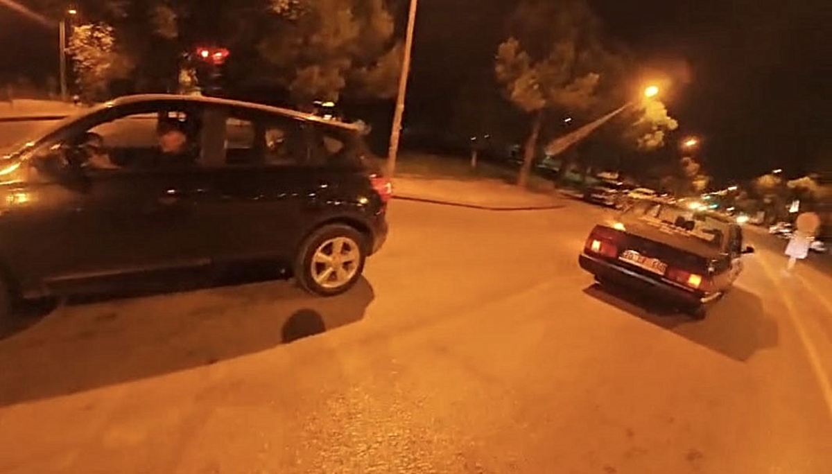 Ters Şeritten Gelen Araç Motosiklet Sürücüsünü Tehdit Etti