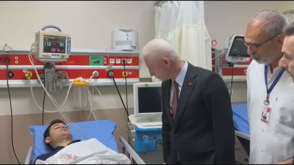 Vali Gül, Zeytinburnu'ndaki İETT kazasında yaralananları hastanede ziyaret etti