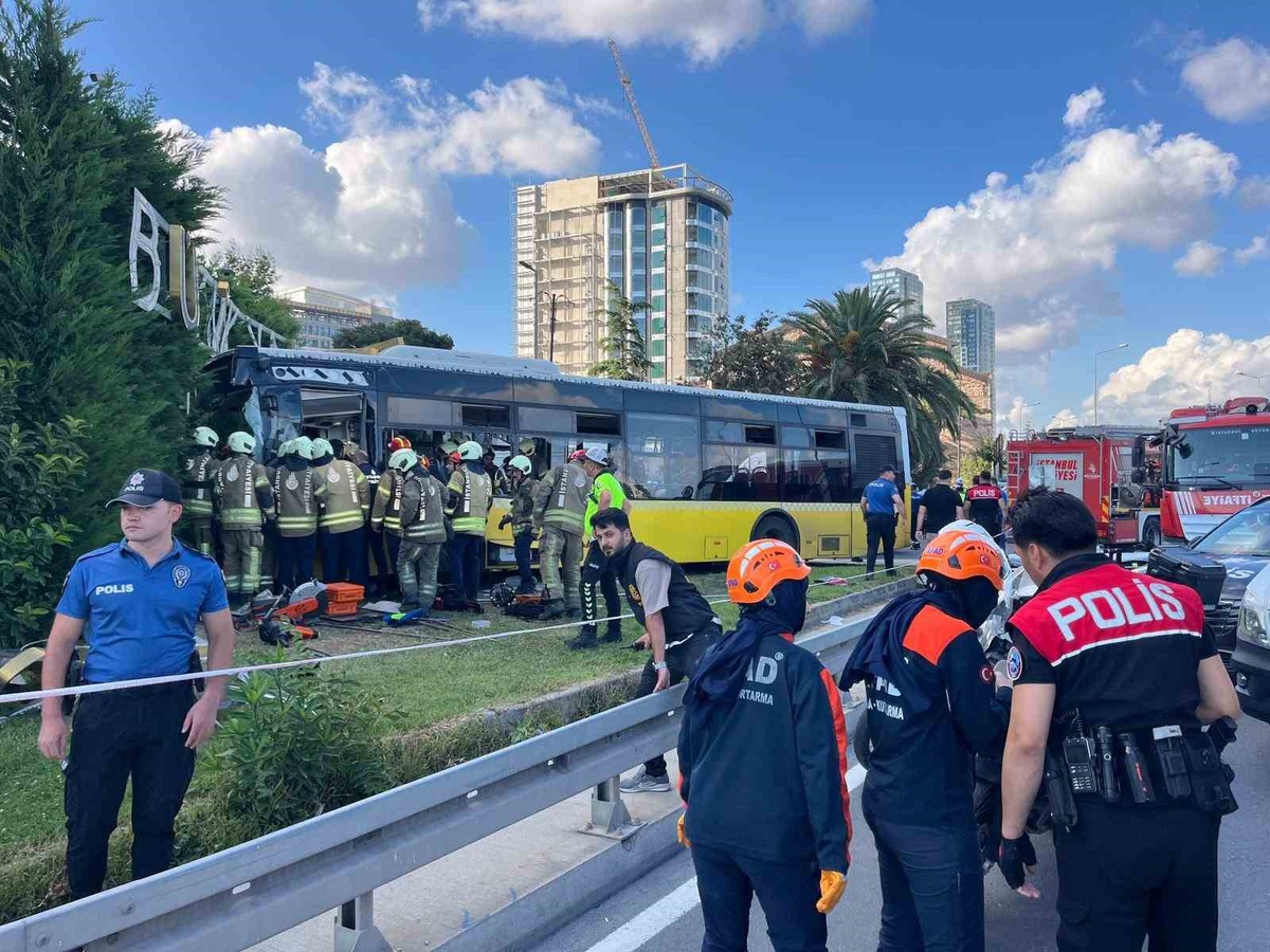Zeytinburnu'nda İETT Otobüsü Kaza Yaptı