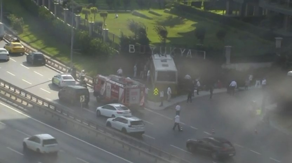 Zeytinburnu'nda İETT Otobüsü Kaza Yaptı