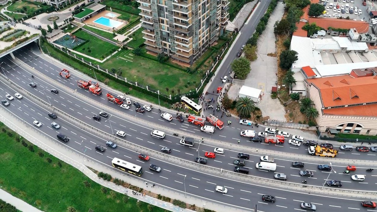 İETT otobüsü site duvarına çarptı