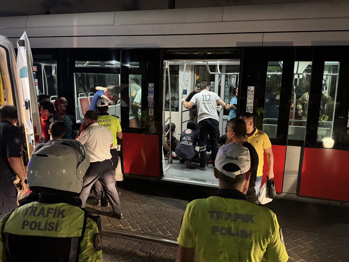 Zeytinburnu\'nda Tramvay Çarpıştı