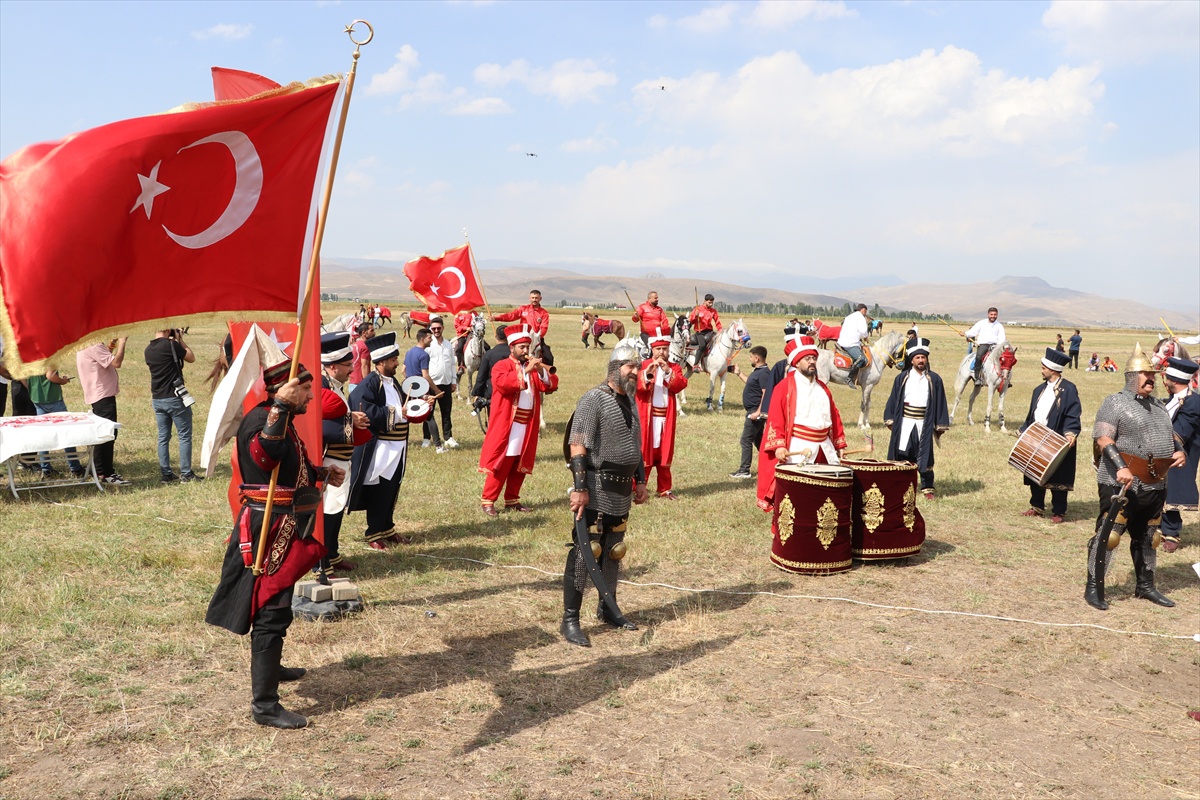 Ağrı'da Mahalli At Yarışları Düzenlendi