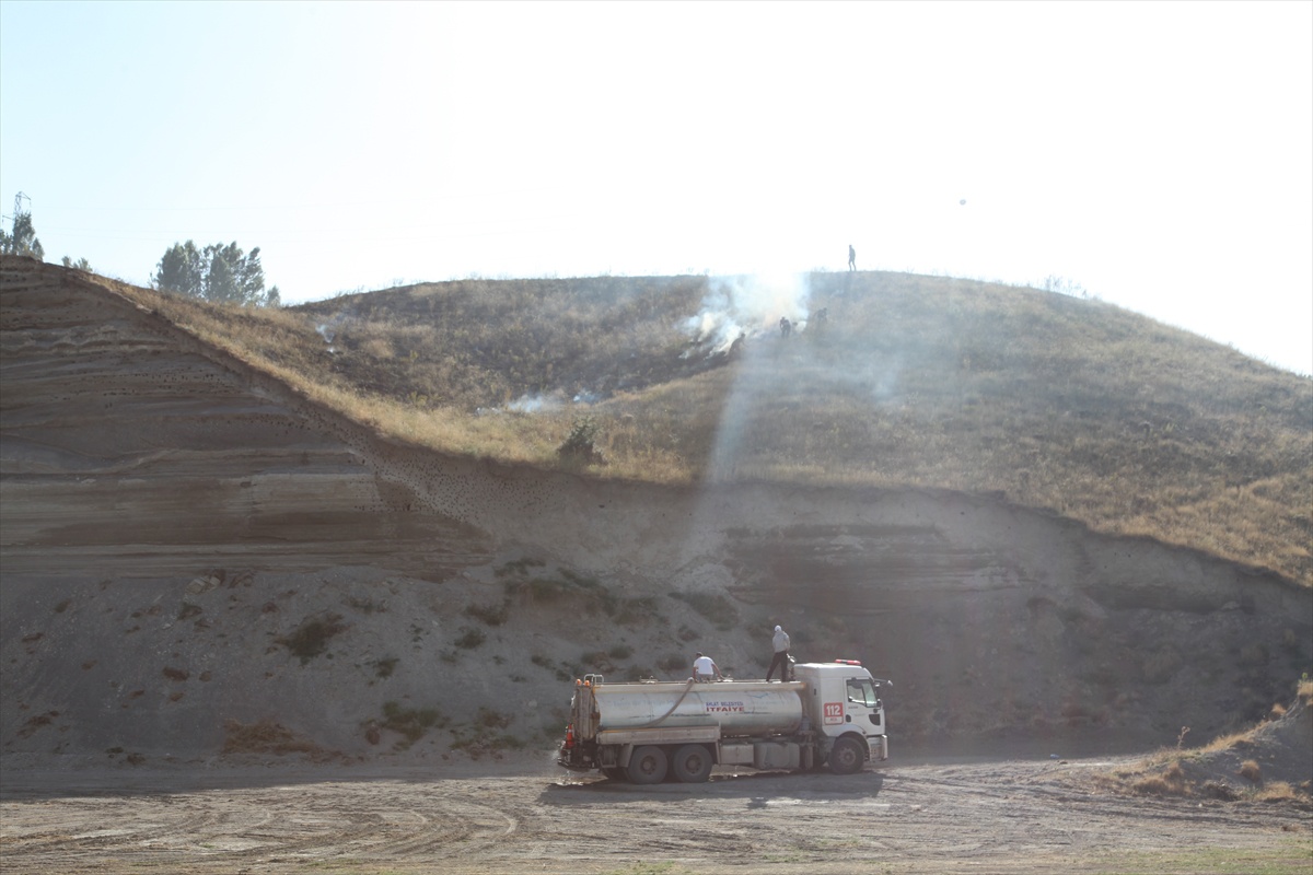 Ahlat'ta etkinlik alanı yakınındaki otlukta yangın