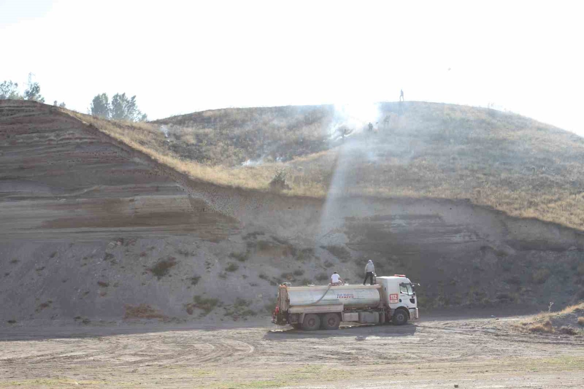 Ahlat'ta Örtü Yangını Büyümeden Söndürüldü