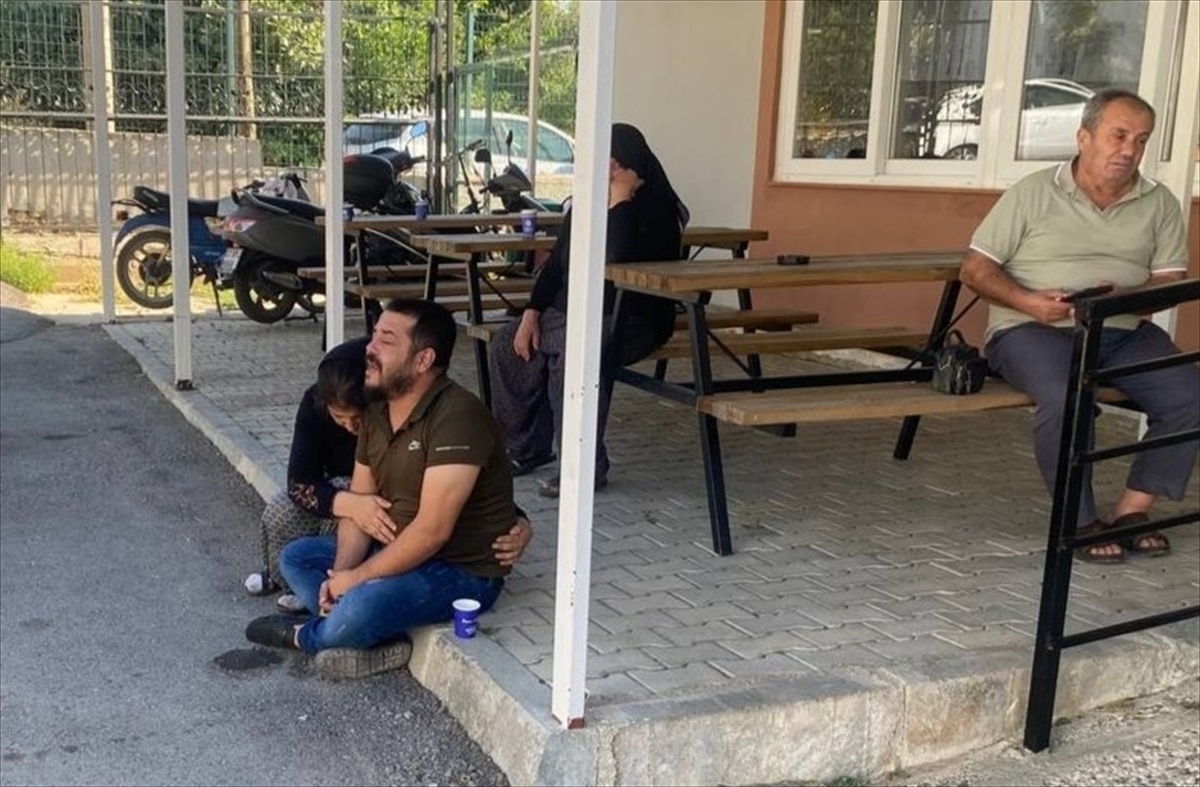Minibüs altında kalan çocuk hayatını kaybetti