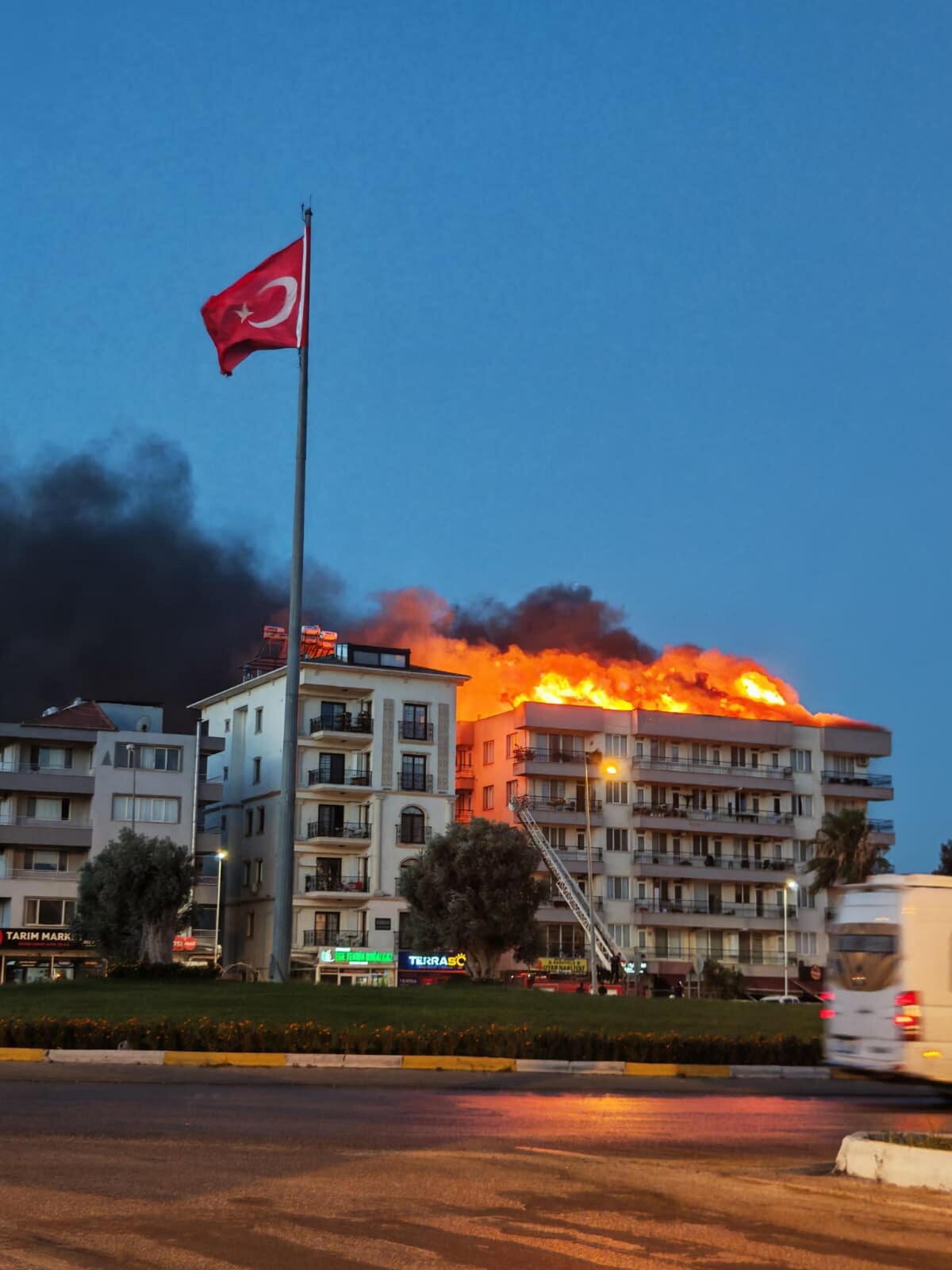 Milas'ta apartman çatısında yangın