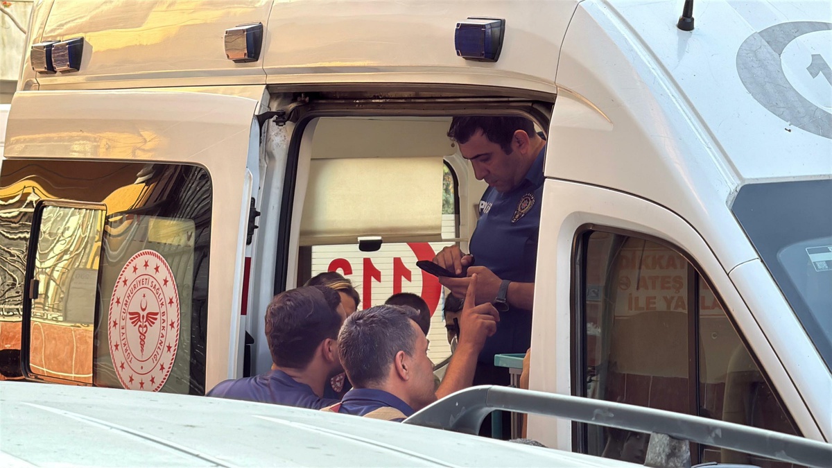 Turgutlu'da Çatı Yangını: 2 Çocuk Dumandan Etkilendi