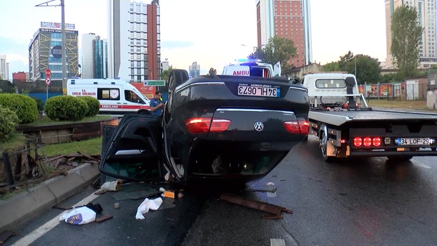 Ataşehir'de Takla Atan Araçta İki Yaralı