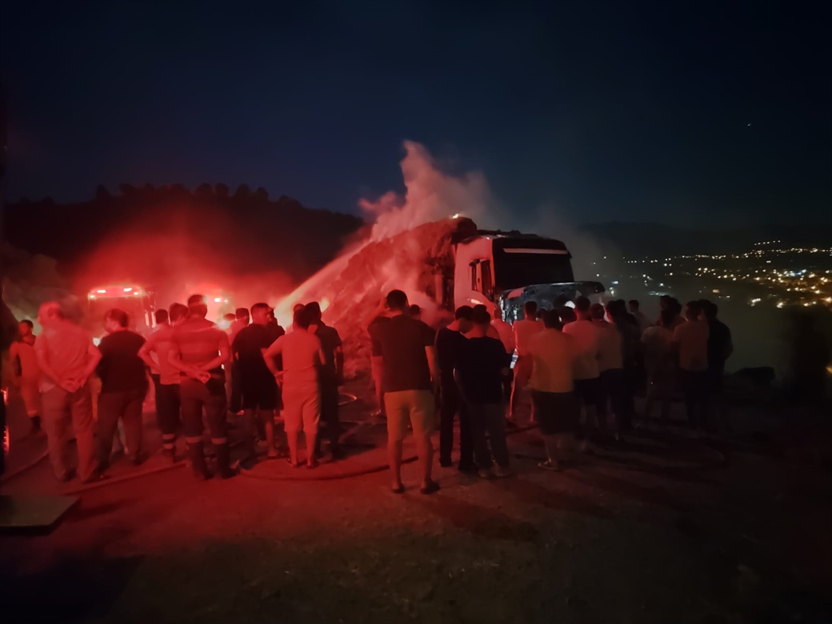Aydın'da Saman Yüklü Tırda Yangın: Araç Kullanılamaz Hale Geldi