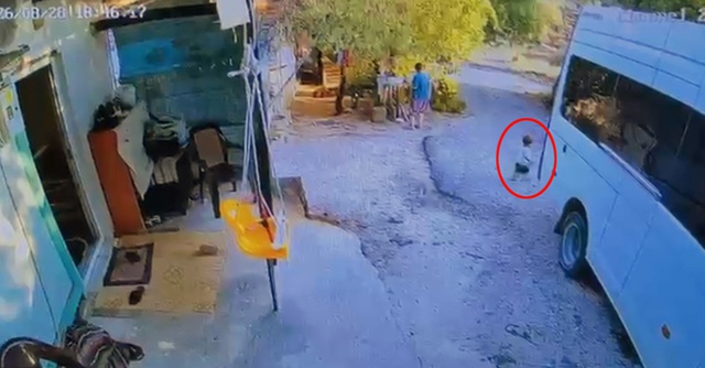 1.5 yaşındaki oğlunu ezerek ölümüne neden oldu! Kahreden anlar kamerada