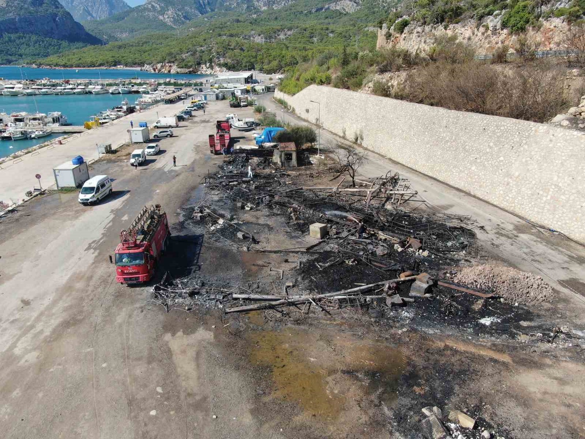 Balıkçı Barınağı’ndaki yangının ardından geriye demir yığınına dönen tekneler kaldı