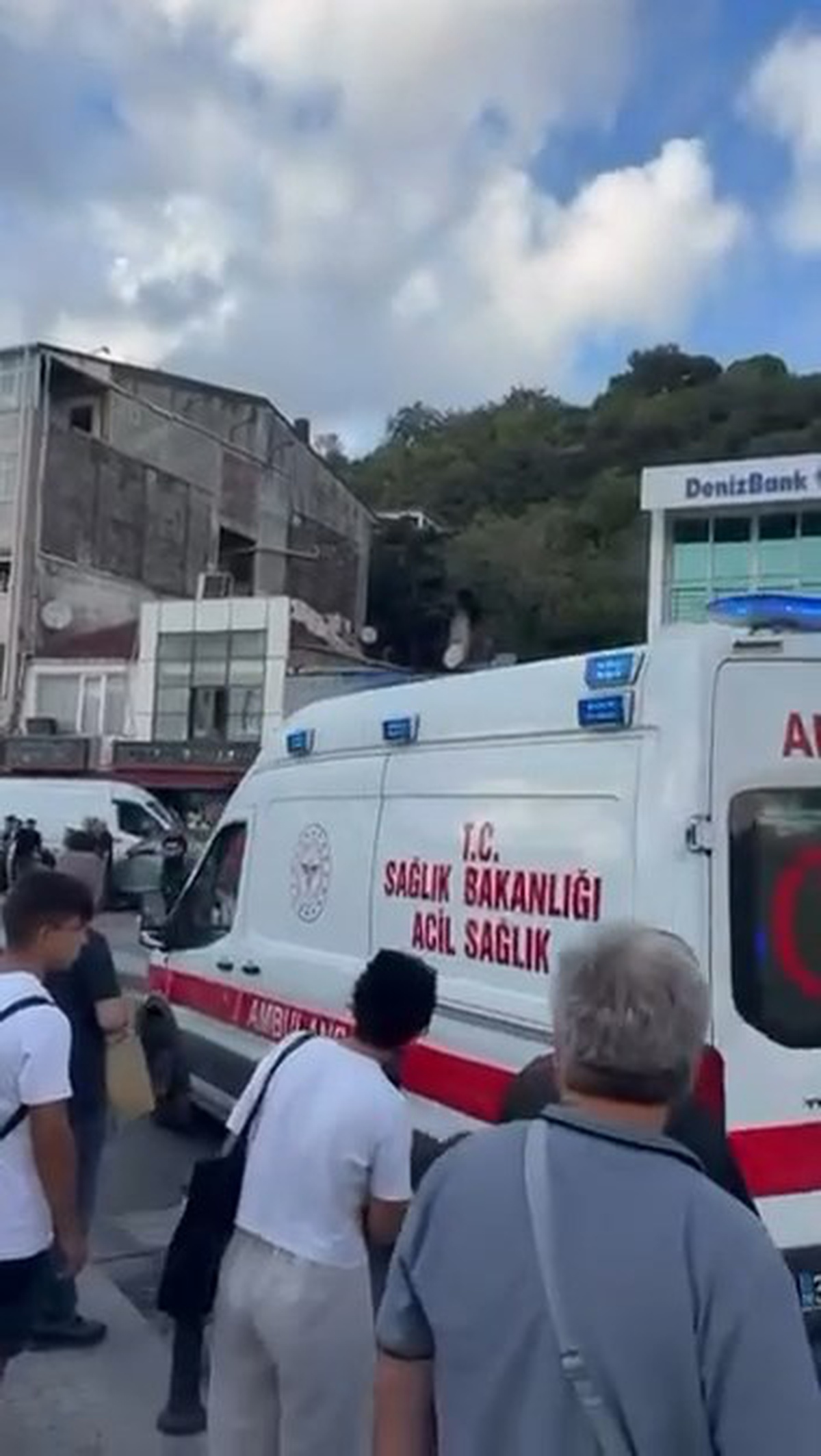 Beykoz'da Otomobil Yayalara Çarptı