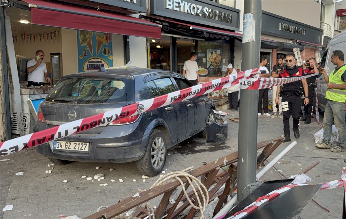 Beykoz'da otomobil yayalara çarptı