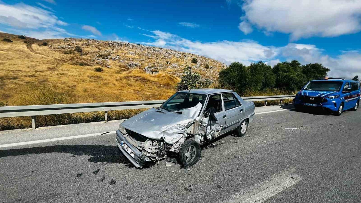 Bilecik'te Kamyon Otomobile Çarptı: 1 Yaralı