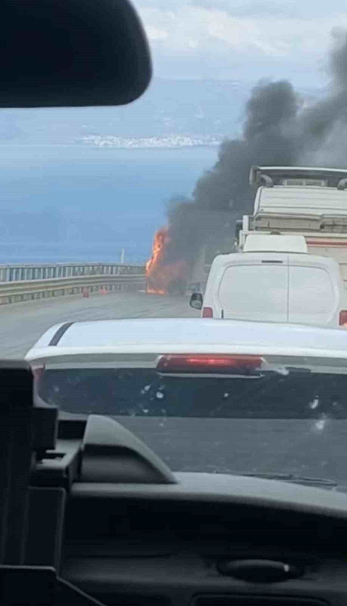 Bursa'da Seyir Halindeki Kamyonet Yandı