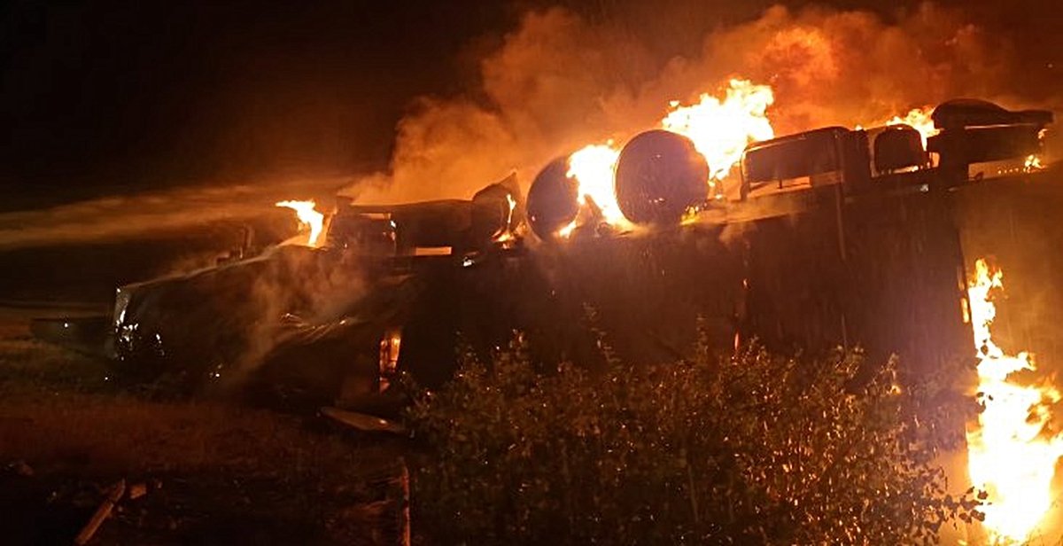 Çorum'da Devrilen TIR Alev Aldı