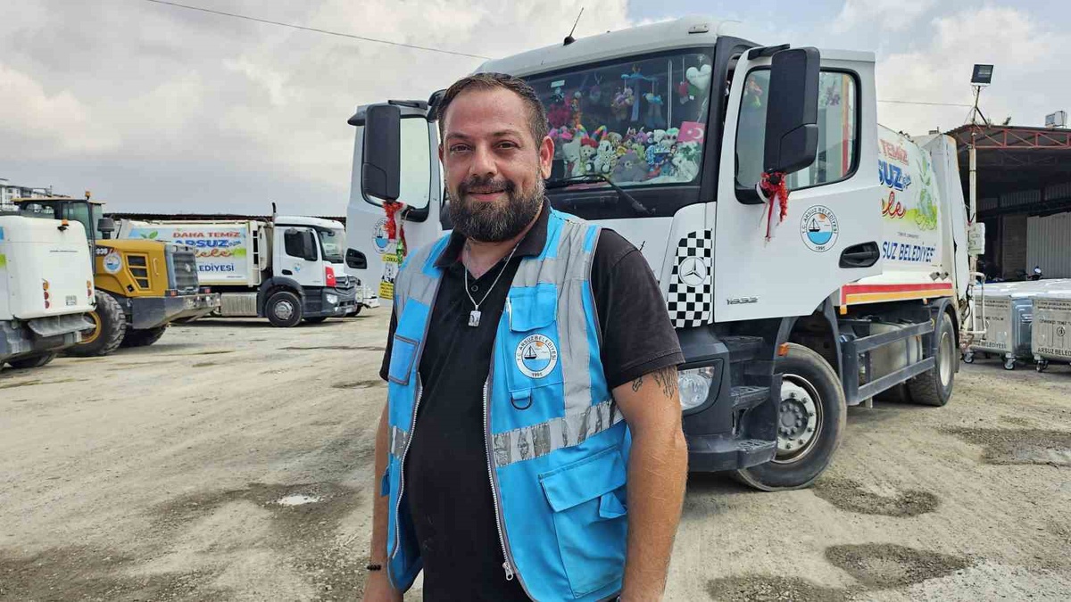 Depremde kız kardeşini ve babasını kaybeden belediye personeli, afetzede çocuklara çöp kamyonuyla mutluluk...