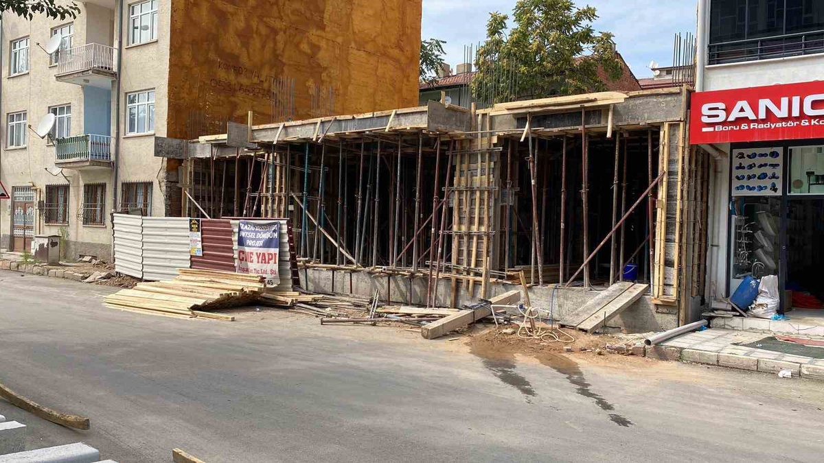 Elazığ'da Mühendis İnşaatta Düştü