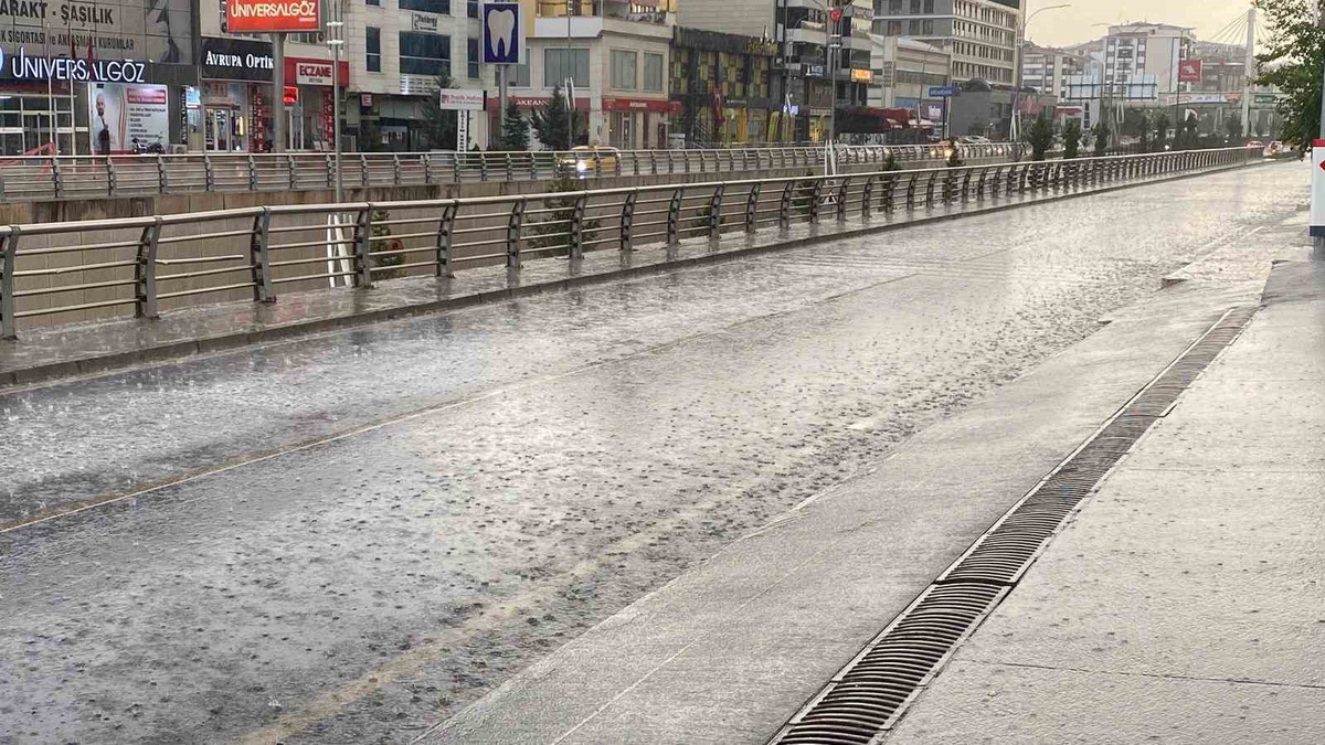 Elazığ'da Sağanak Hayatı Olumsuz Etkiledi