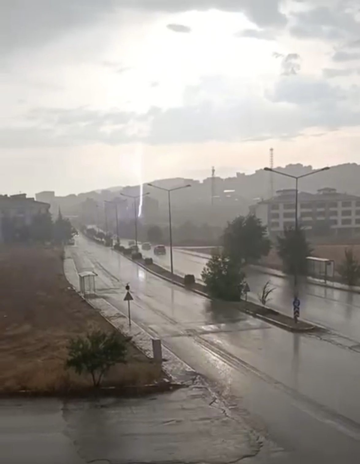 Elazığ'da Yıldırım Düşüşü Kameralara Yansıdı