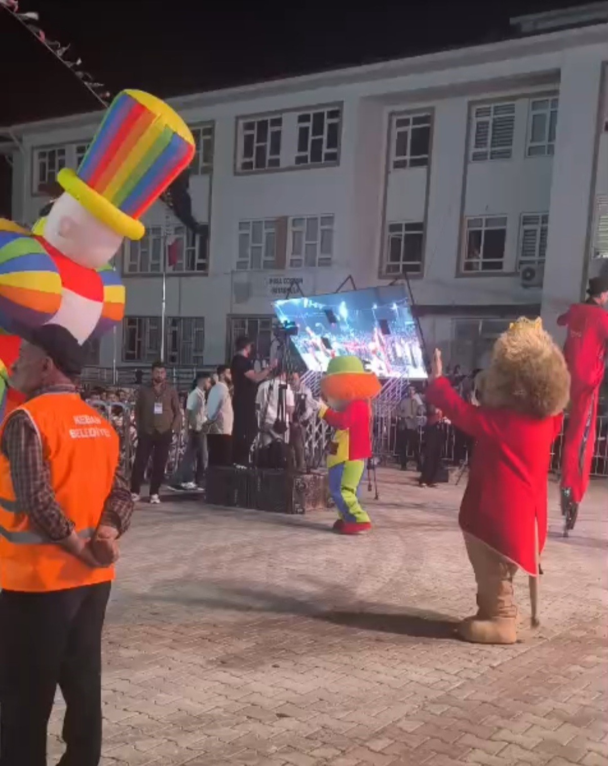 Festivalde 5 kişinin yaralanmasına neden olan led ekranın devrilme anının görüntüsü ortaya çıktı