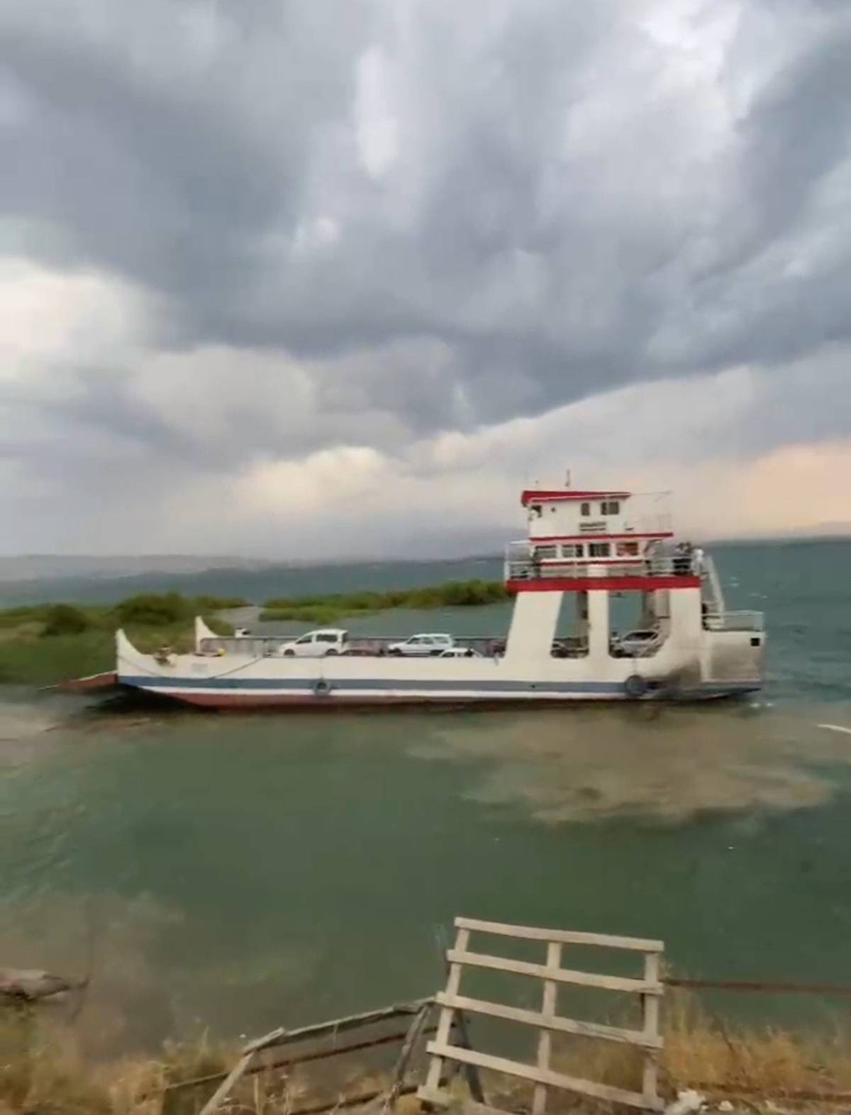 Elazığ'da Fırtına Feribotu İskeleye Yaklaştırmadı