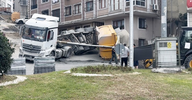 Kağıthane'de Hafriyat Kamyonu Devrildi