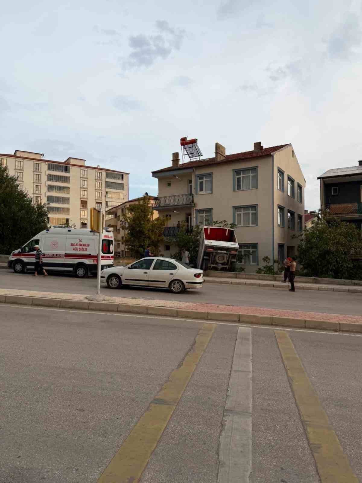 Elazığ'da Kamyonet Bahçeye Uçtu