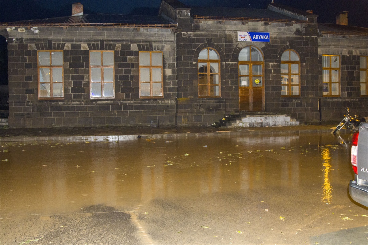 Kars\'ta Dolu ve Sağanak Hayatı Felç Etti