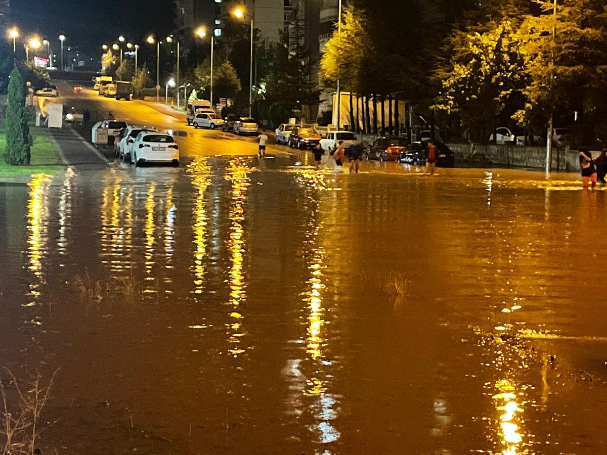 Kayseri'de Sağanak Sele Dönüştü