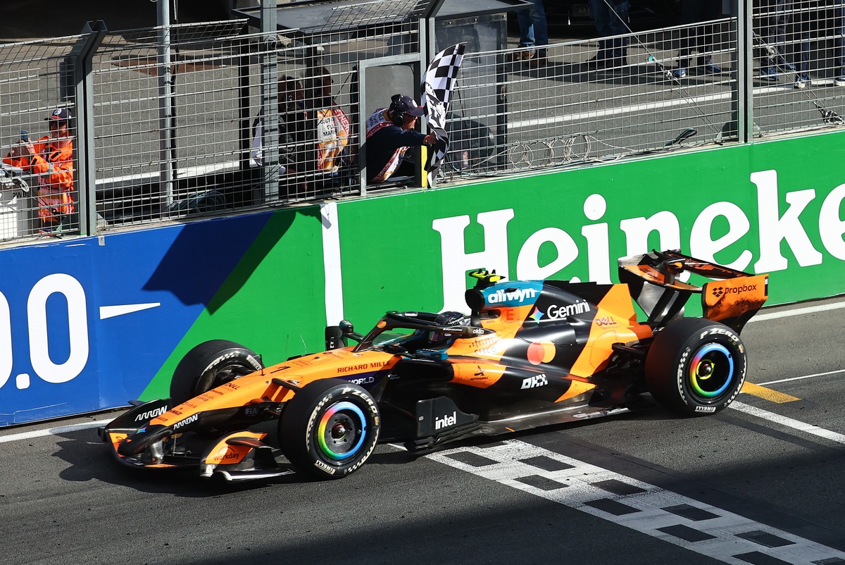 Norris, McLaren ile 2030'a kadar sözleşme uzattı
