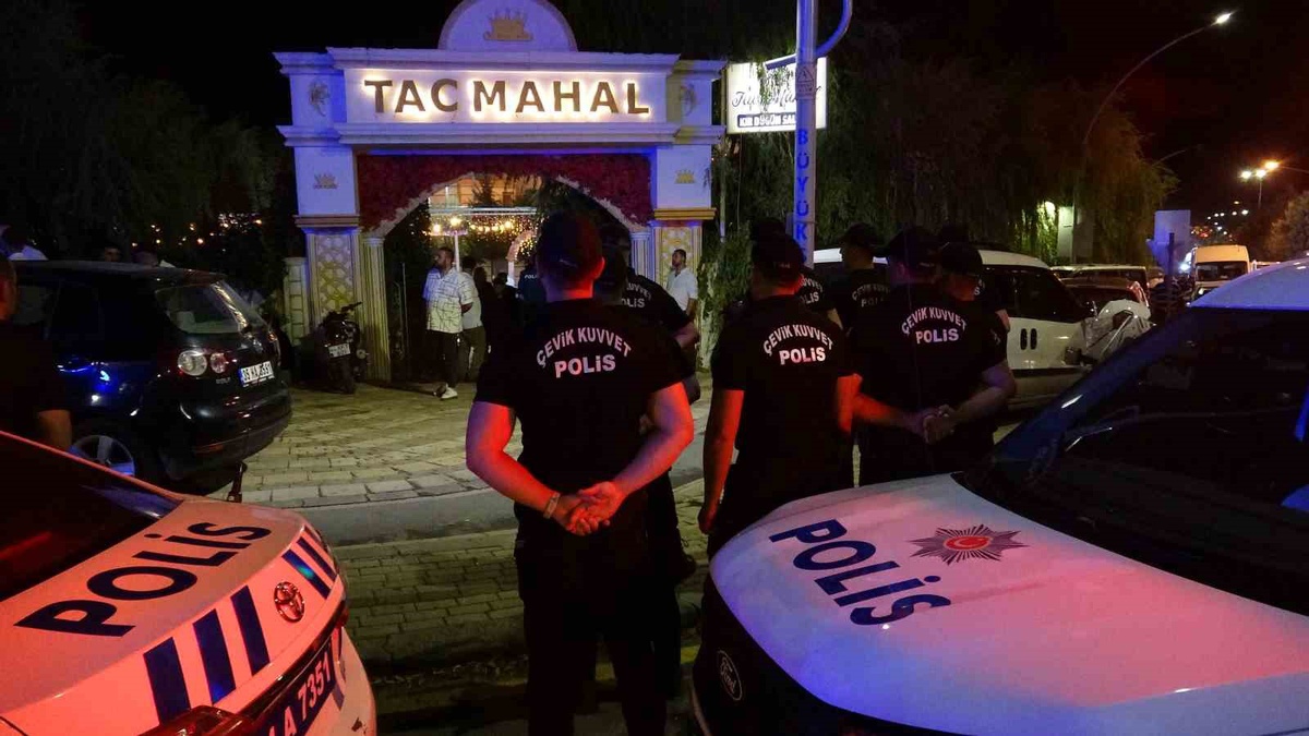 Düğünde 'elini tuttun' Kavgası: 3 Yaralı