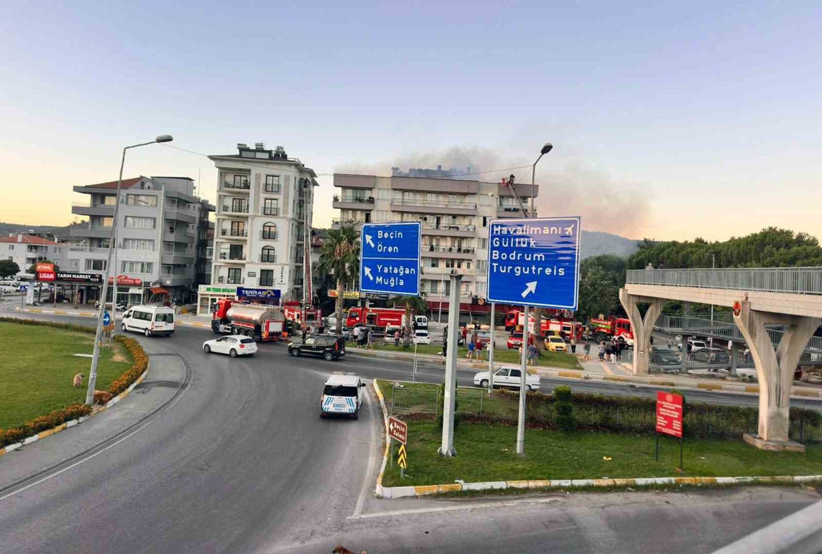 Milas’ta 5 katlı binanın çatısında yangın