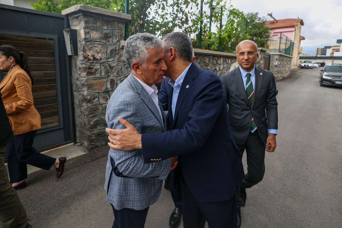 Özgür Özel Taziye Ziyareti Gerçekleştirdi