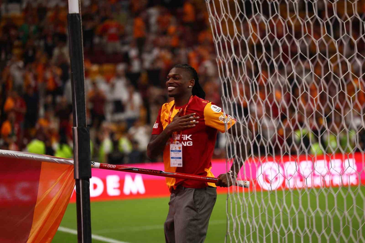 Rafael Leao, Galatasaray Taraftarını Selamladı