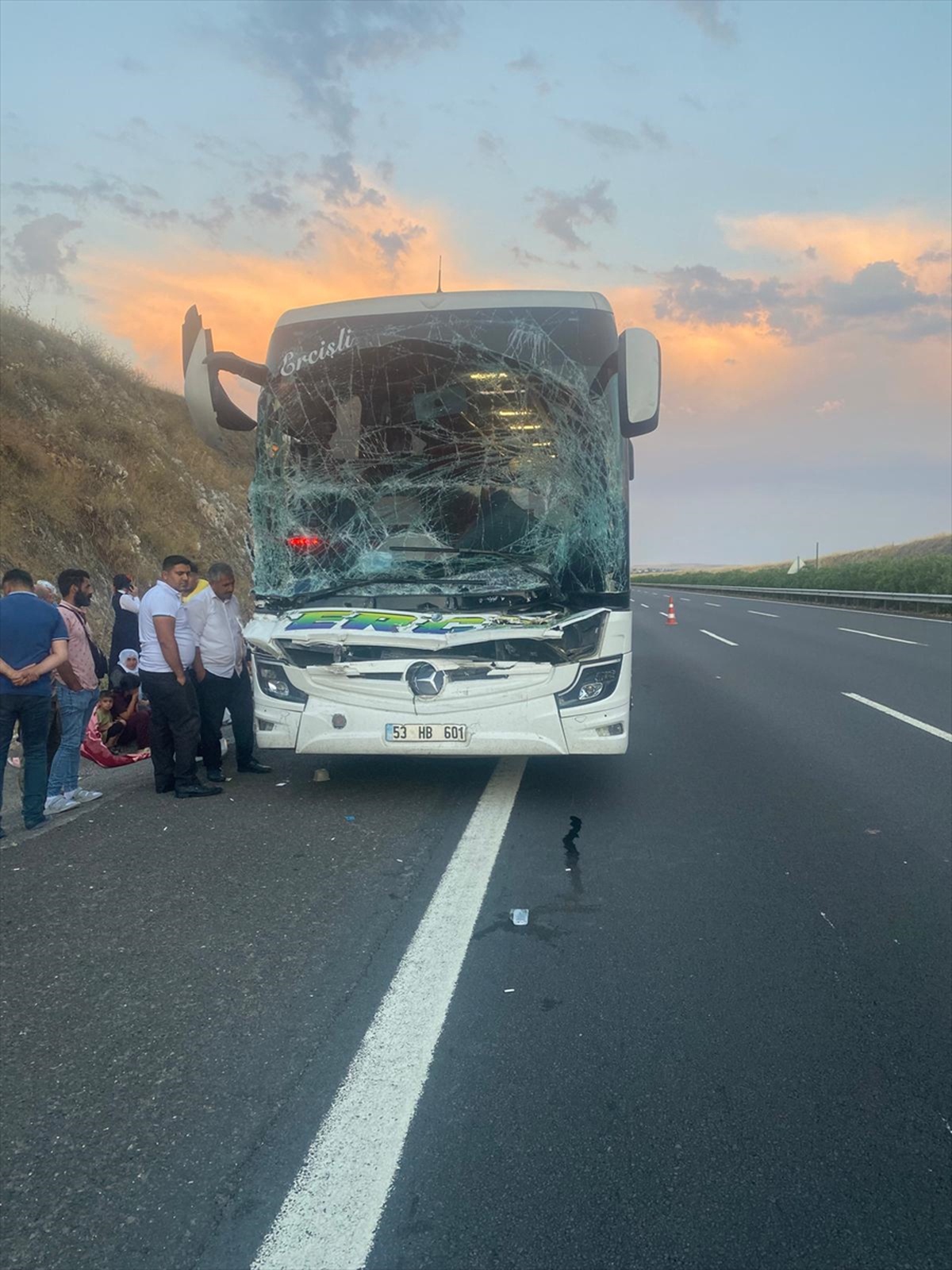 Şanlıurfa'da Otobüs-Tır Kazası: 2 Yaralı