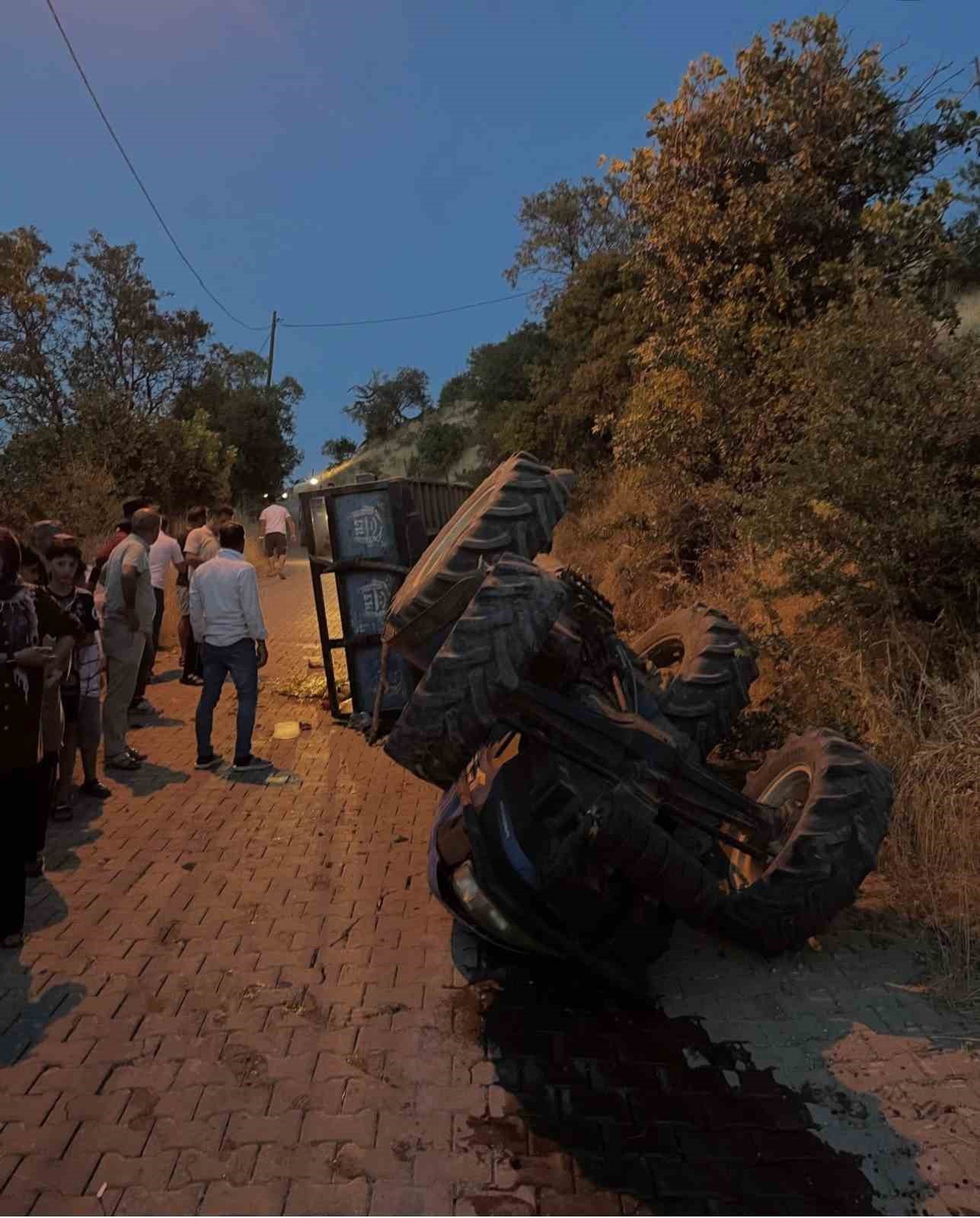 Traktör Devrildi: 5 Yaralı