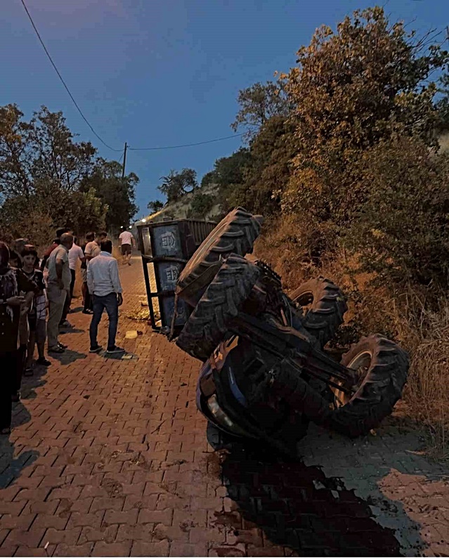 Traktör Devrildi: 5 Yaralı
